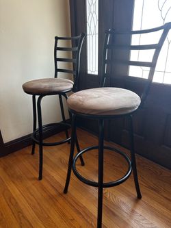 2x bar stools