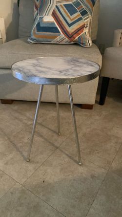 Brand new table.mesita exelentes condiciones