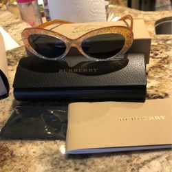 Burberry https://offerup.com/redirect/?o=U3VubnkuTmV3