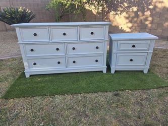 Gorgeous Dresser And 1 Night Stand