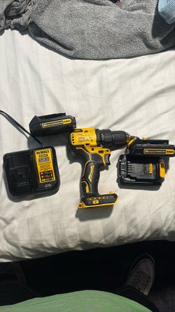 Dewalt 20 volt drill driver like new with 3 batteries