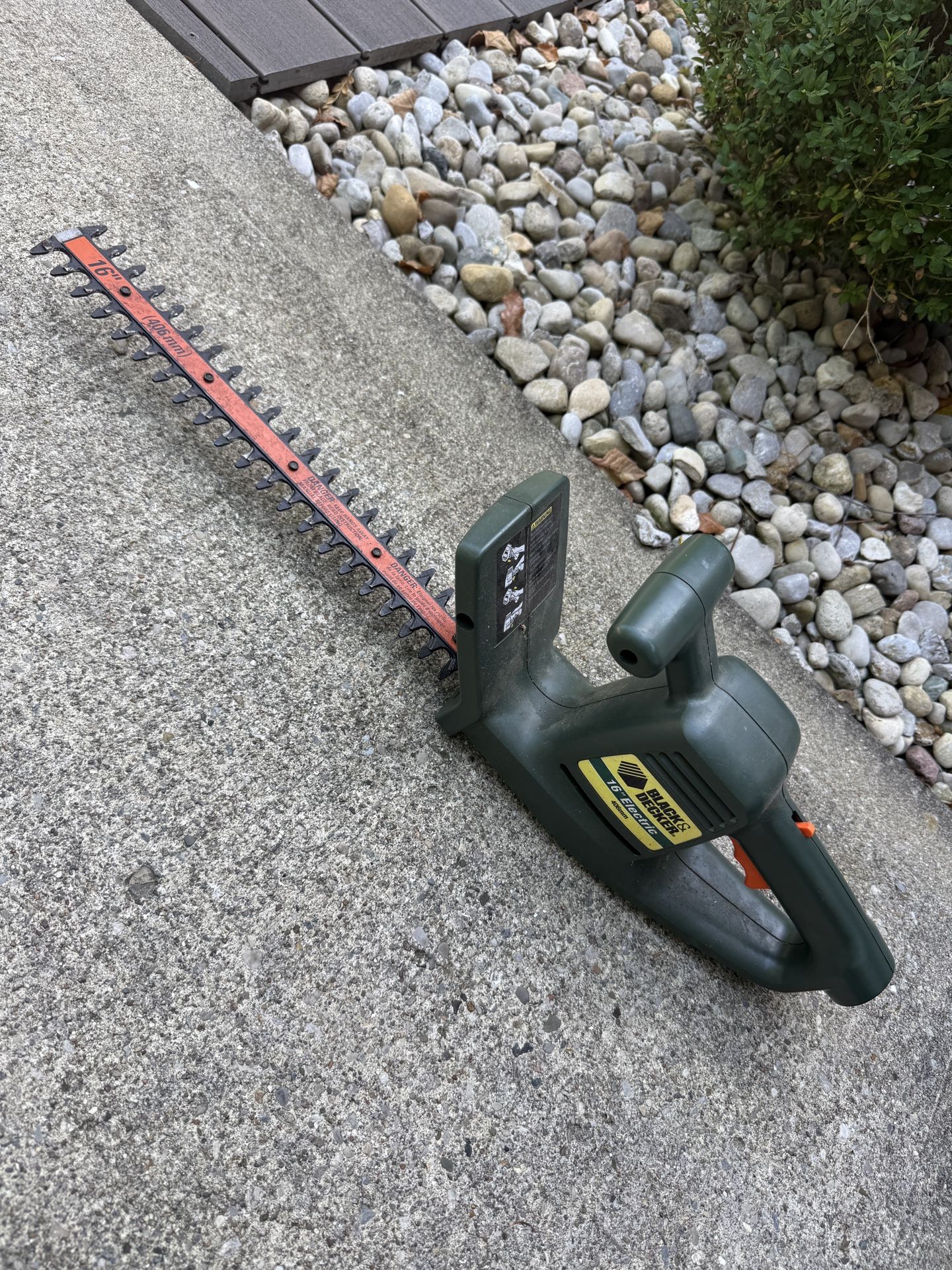 Black N Decker 18” Hedge Trimmer in good shape!