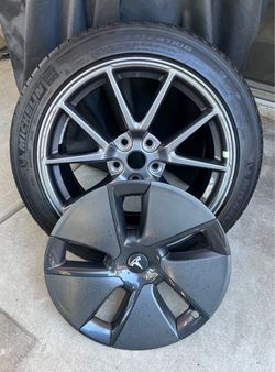 One Spare Wheel 2022 Model 3 Tesla 18” Rim TPMS Michelin Tire about 60% tread! 235/45R18 ***SELLING JUST 1 WHEEL AND TIRE*** Ready to use!