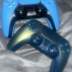 2 PS5 Controllers 