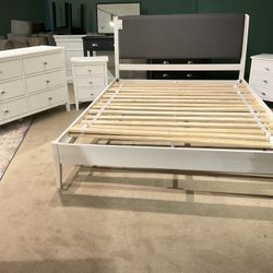 New Queen size 4 piece platform bedroom set