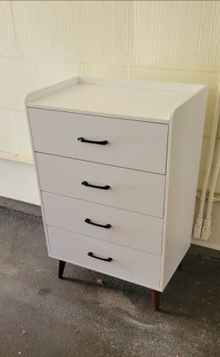 White dresser (4 drawers)