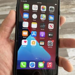 iPhone 7 Plus UNLOCKED W/ New Tempered Glass Screen Protector And Charger 