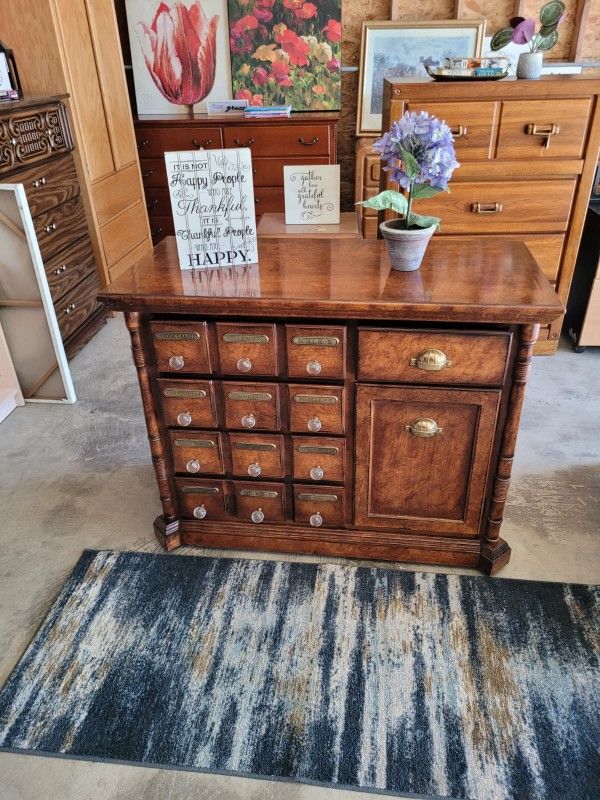 CUTE LITTLE DRESSER
