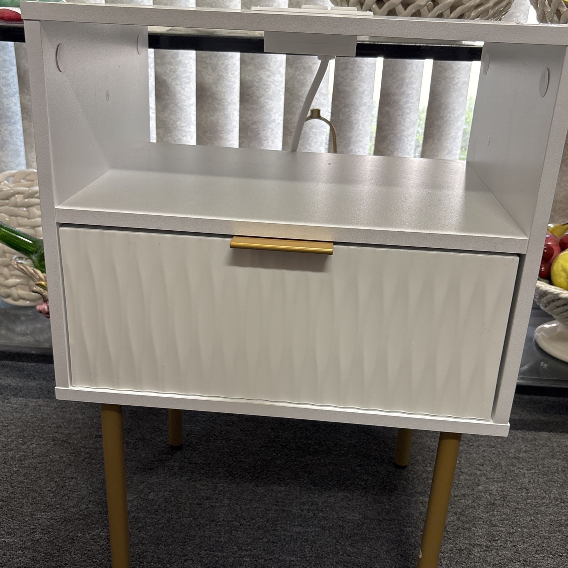 End Table With Phone Changer And Outlets