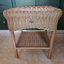 Beautiful Wicker/Rattan End Table