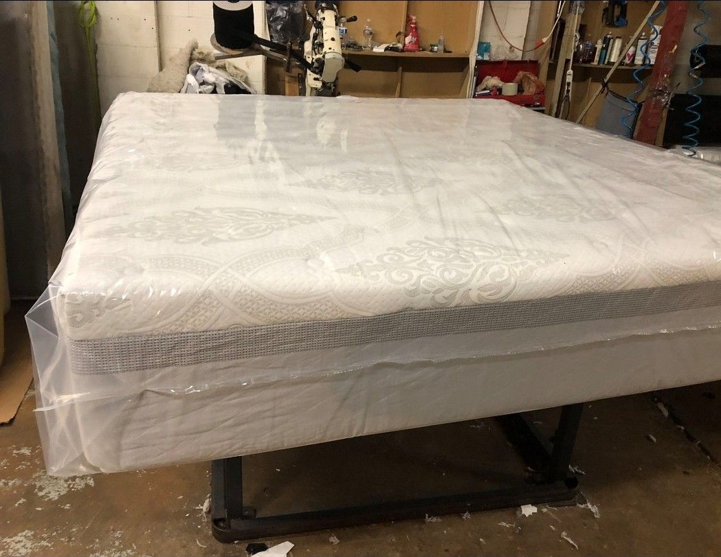 Clean King Size Sealy Hybrid Luxury Mattress 