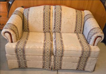Bassett Loveseat Sofa English Roll Arm Striped Fabric Cushion (Pre-Owned)