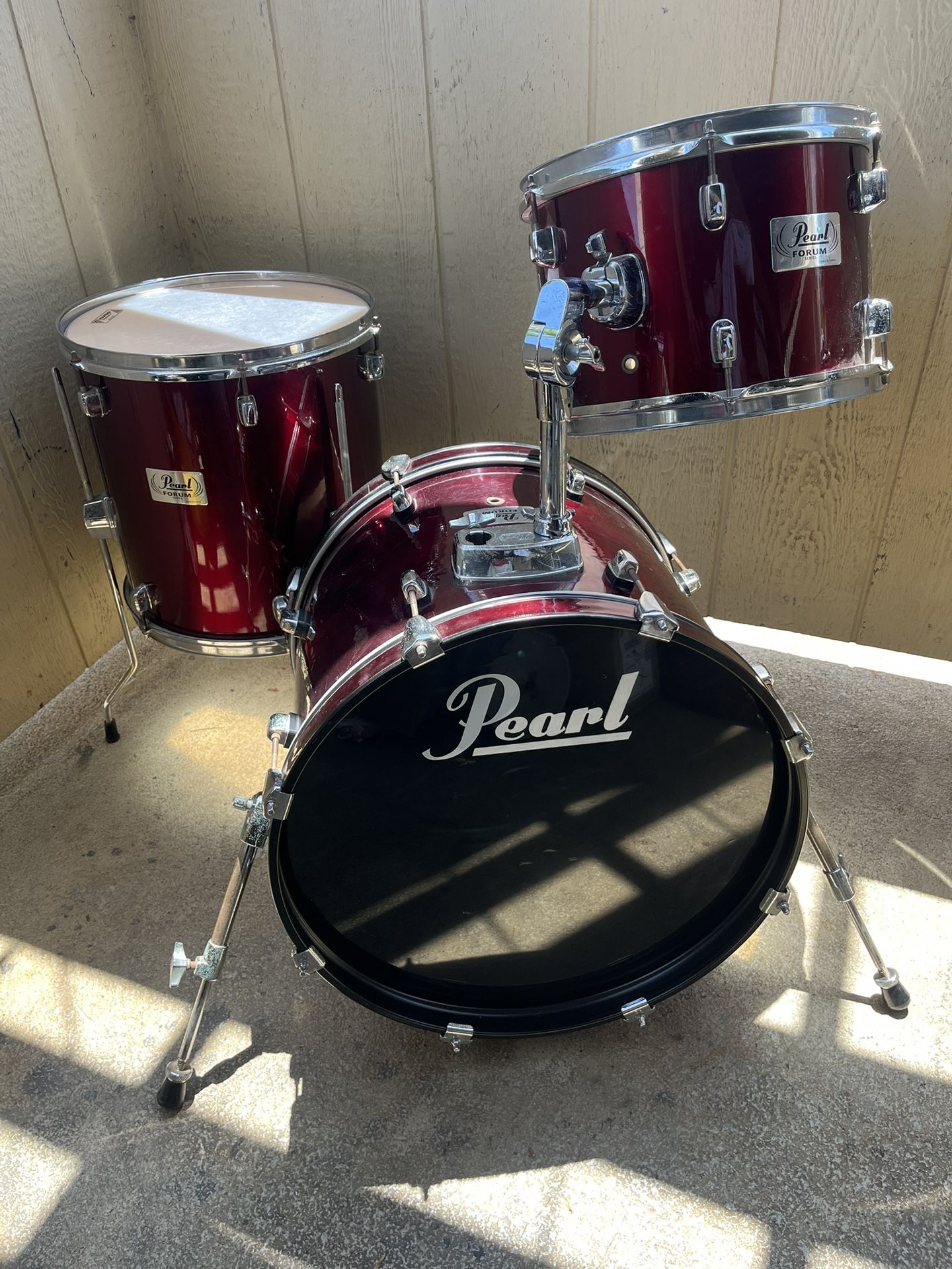 Drums: Jazz Sizes 3pc Be-bop, Pearl Forum, Red Silk, 18” Bass Drum
