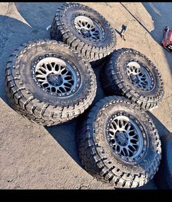 Vendo Rines nuevos 17 x 9 para Toyota Tacoma y Chevy Silverado con llantas usadas