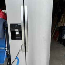 Lightly Used 21.4 cu. ft. Side by Side Refrigerator in Fingerprint Resistant Stainless Steel