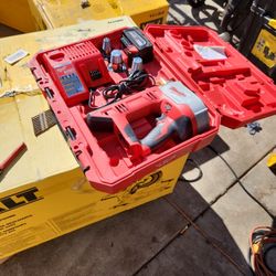 Milwaukee
M18 18-Volt Lithium-Ion Cordless 3/8 in. to 1-1/2 in Expansion Tool Kit with 3 Heads, Two 3.0Ah Batteries SLIGHTLY USED STORE PRICE 1099$