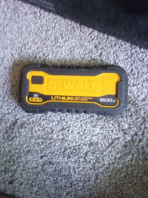 DeWalt Lithium ION Jump Starter USB Power 1600A