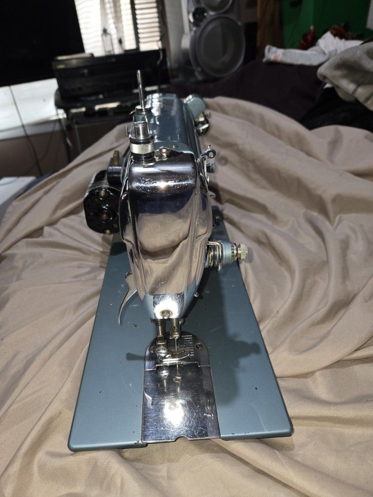 Antique sewing machine.
In almost perfect condition