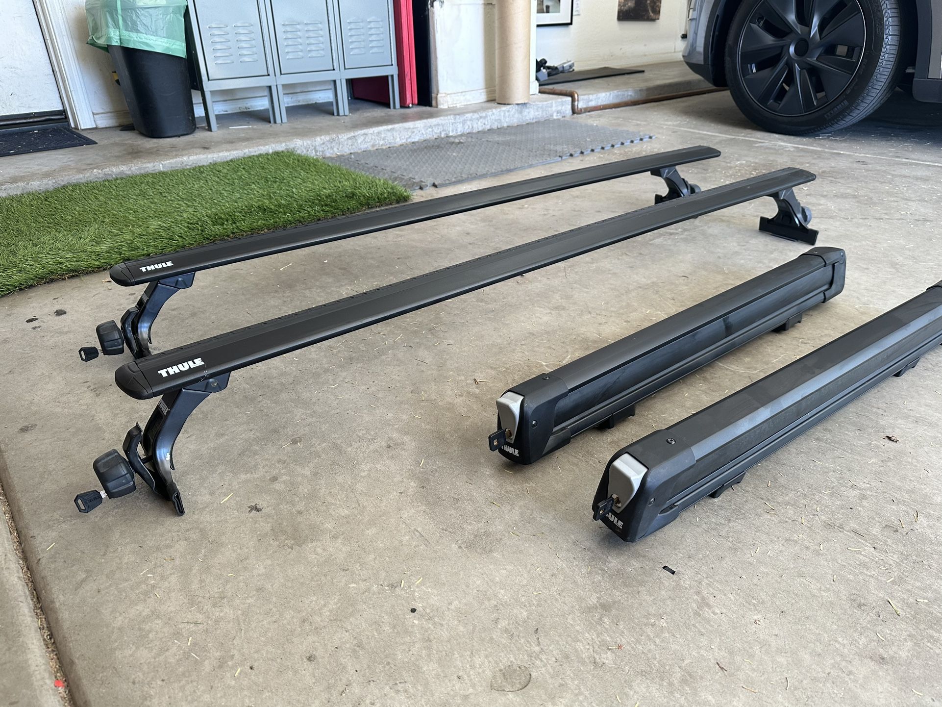 Thule WingBar Evo roof rack system + Thule SnowPack L ski and snowboard rack