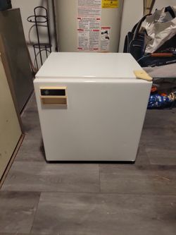 GE mini refrigerator