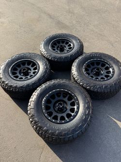 17” Method MR305 6x135 Wheels Black With New 33” Nitto Recon Grappler All-Terrain Tires Ford F-150 and Expedition