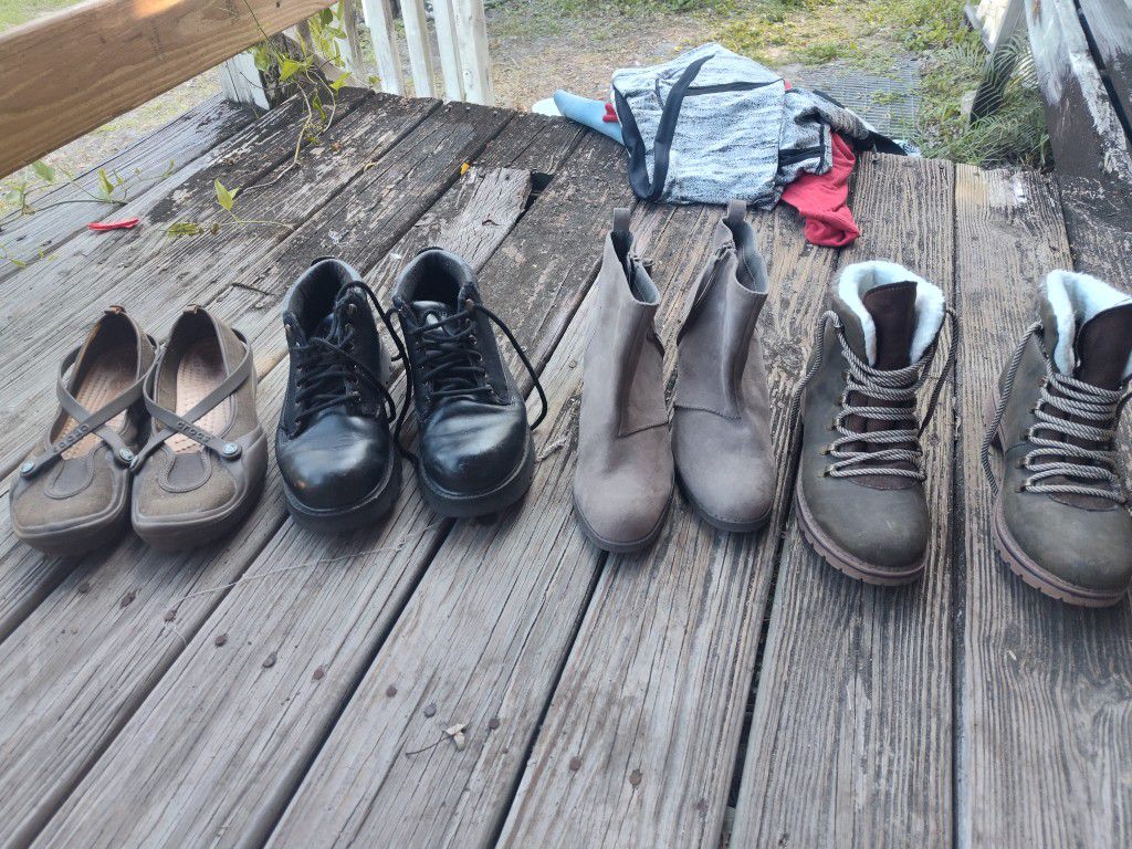 Size 9 Women's Boots And Crocs 4 Pairs For 20$( Package Deal)