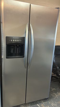 Nice like new Frigidaire stailenss steel side by side refrigerator