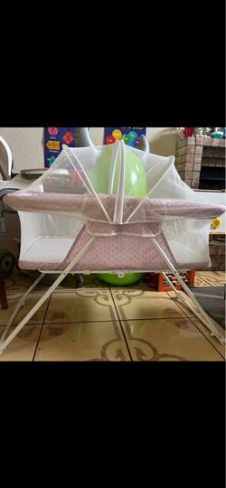 Foldable portable baby bassinet