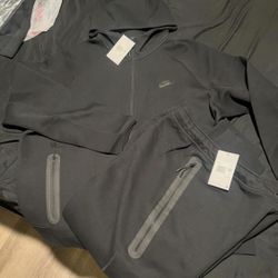 XXL NIKE TECH SUIT NEW (REAL) $160