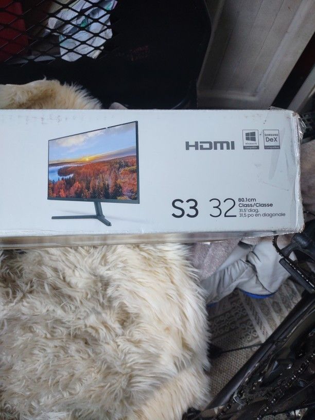SAMSUNG 32" Monitor