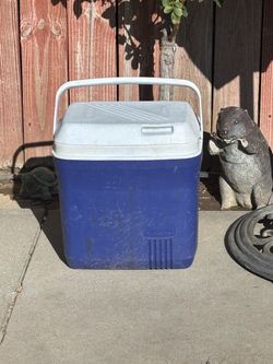 RUBBERMAID COOLER