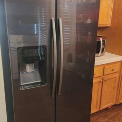 It’s all got to go SAMSUNG FRIDGE 70 x 36 x 32  $250 !