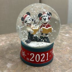 Snow Globe Mickey And Minnie Christmas 
