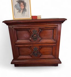 Vintage Nightstands For Sale Set of Two Real Wood/ Mesitas de noche vintage a la venta, juego de dos madera real