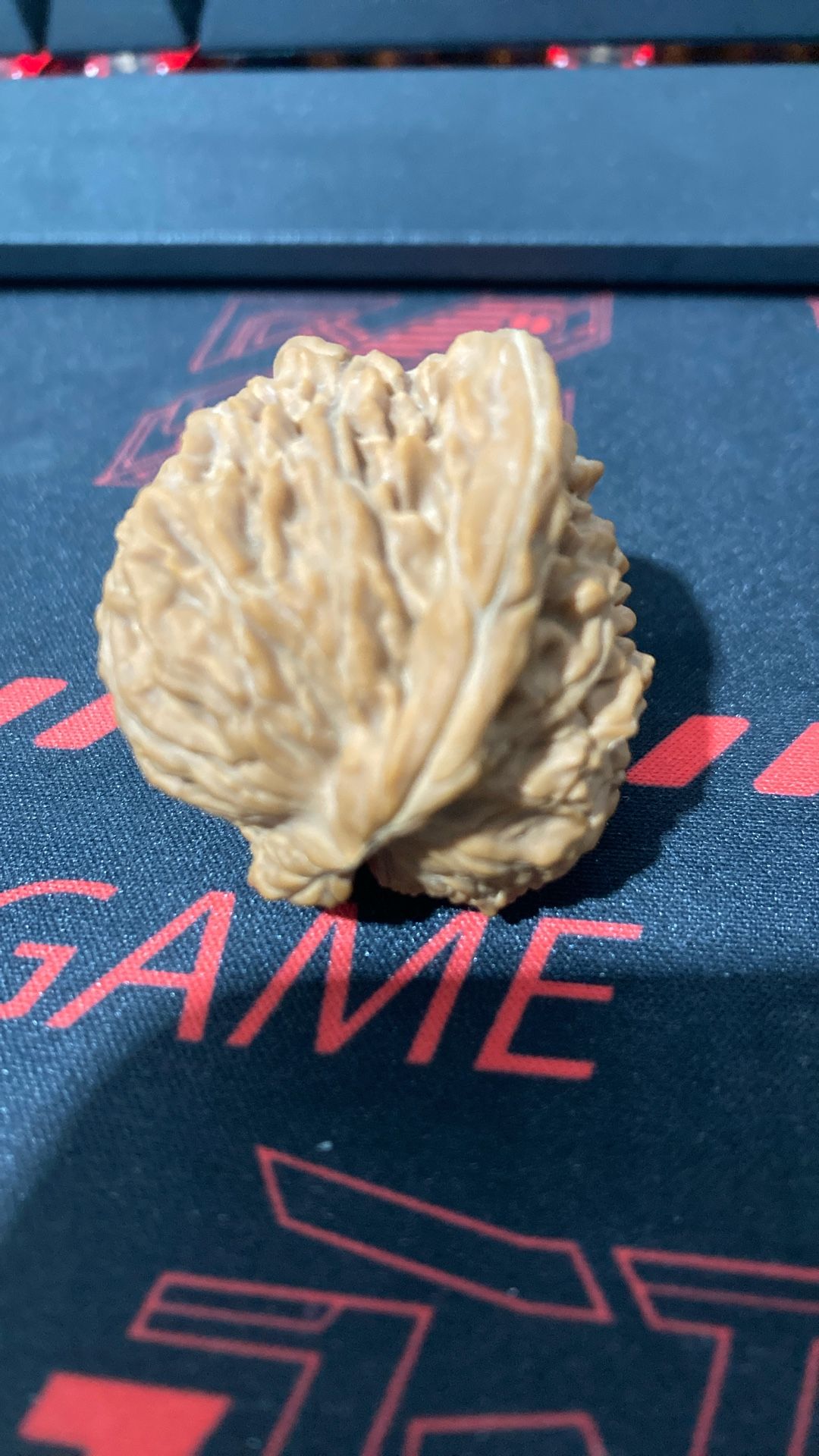 Wen plays walnuts
