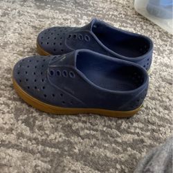11c Blue Crocs