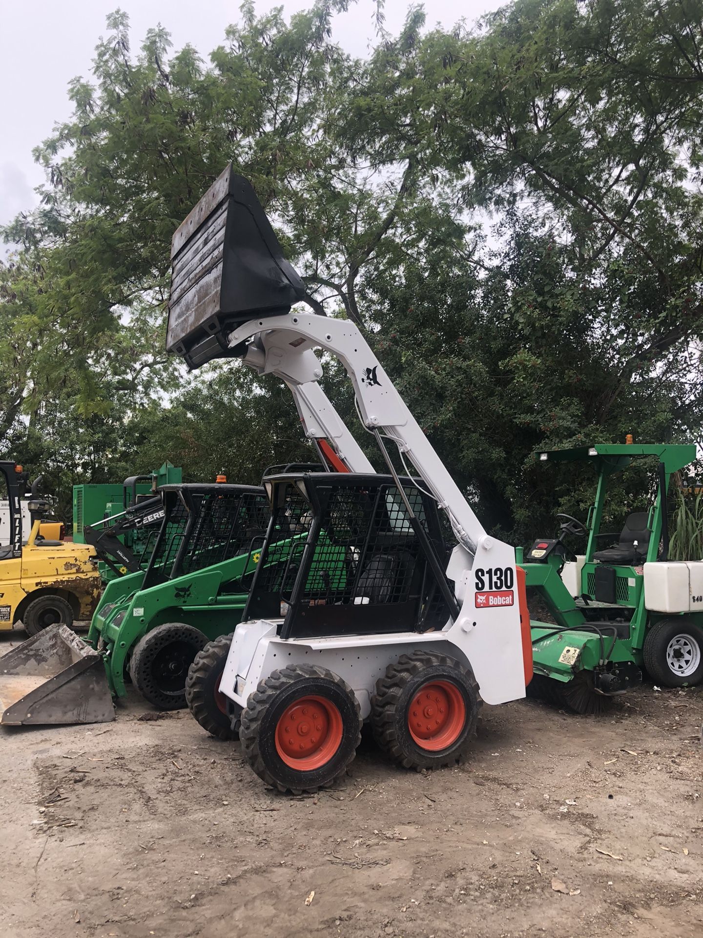 Bobcat sky steer modelo S130 año 2013 solo 1400 horas