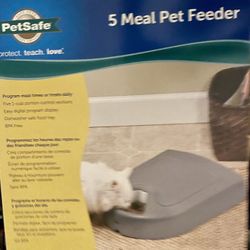 5 Meal Pet Feeder - NEW in Box!  For Car Or Small Dog! 