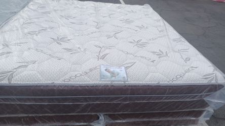 Brand New King Size pillowtop mattress and box Spring free delivery The delivery is free for 20 minutes