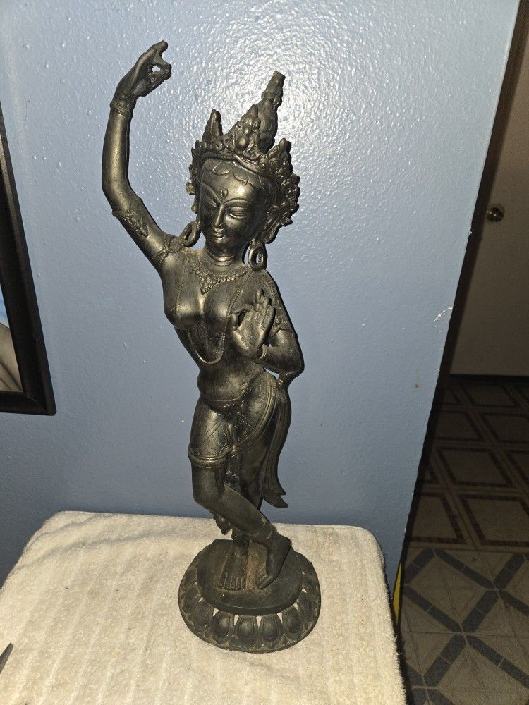 Queen Mayadevi Statue ( Cast Iron )