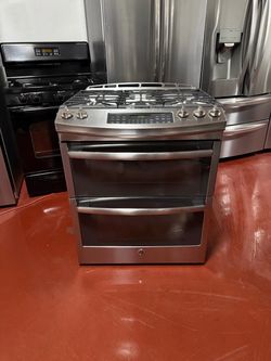 GE 5-burner gas stove with double oven in perfect working condition. Delivery and installation available with a 3-month warranty.