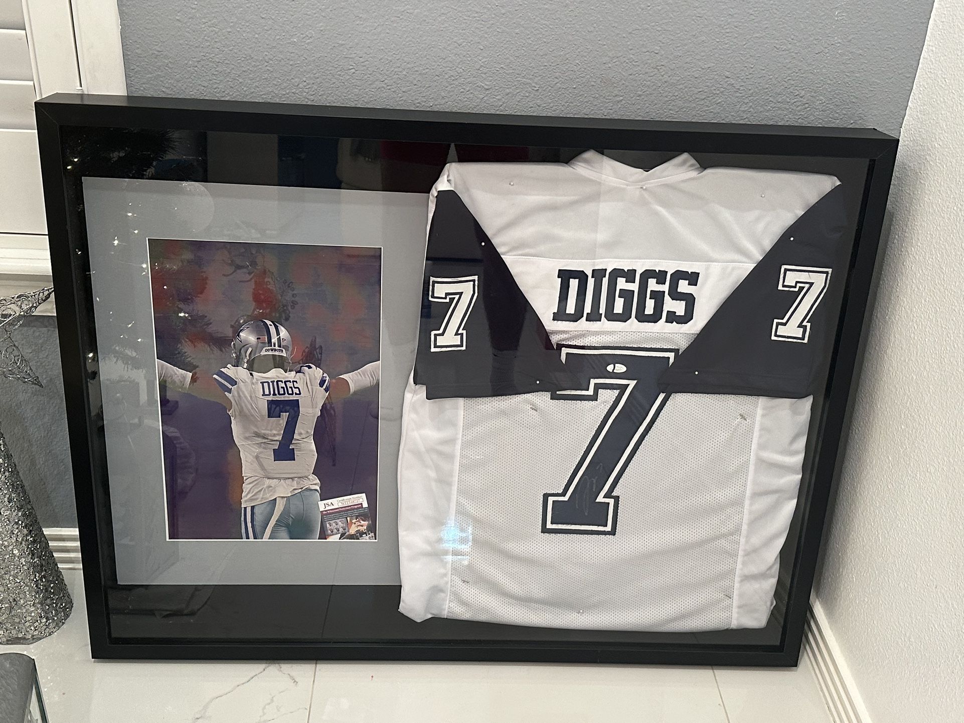 Display Shadow Box Diggs Autograph Jersey
