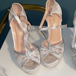 Dream Pairs White Heels Size 6 1/2
