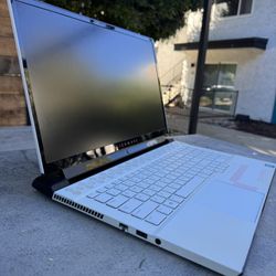 Alienware m17 R2 - RTX 2070 - 144Hz Screen