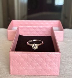 VVS1 Moissanite Engagement ring