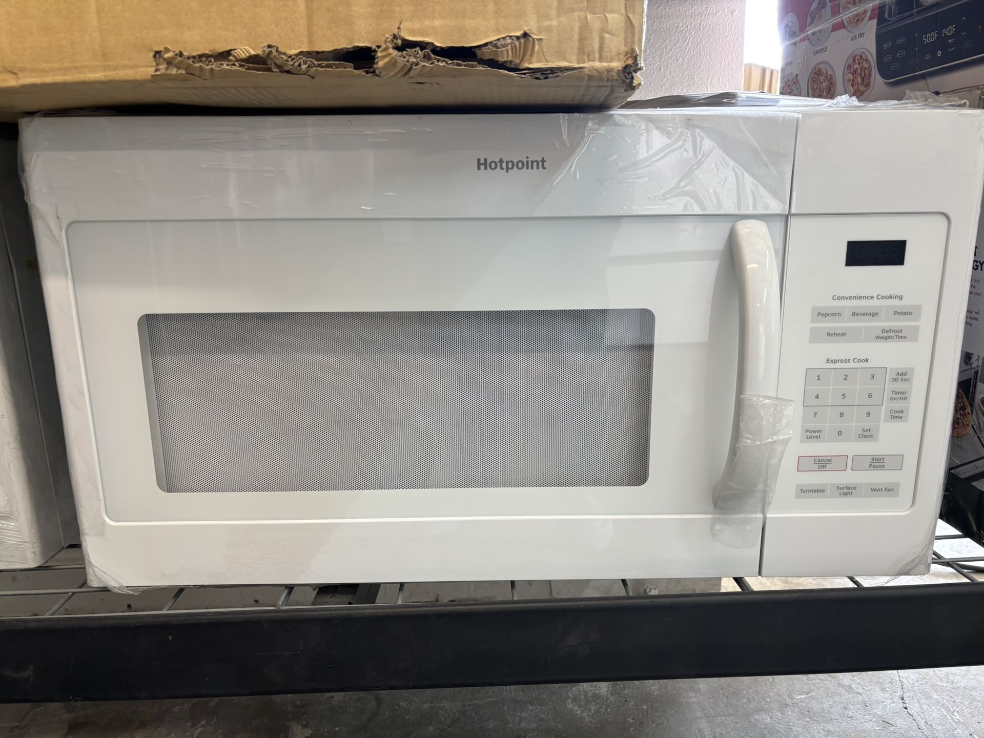 Hotpoint 1.6-cu ft Over-the-Range Microwave ( White )