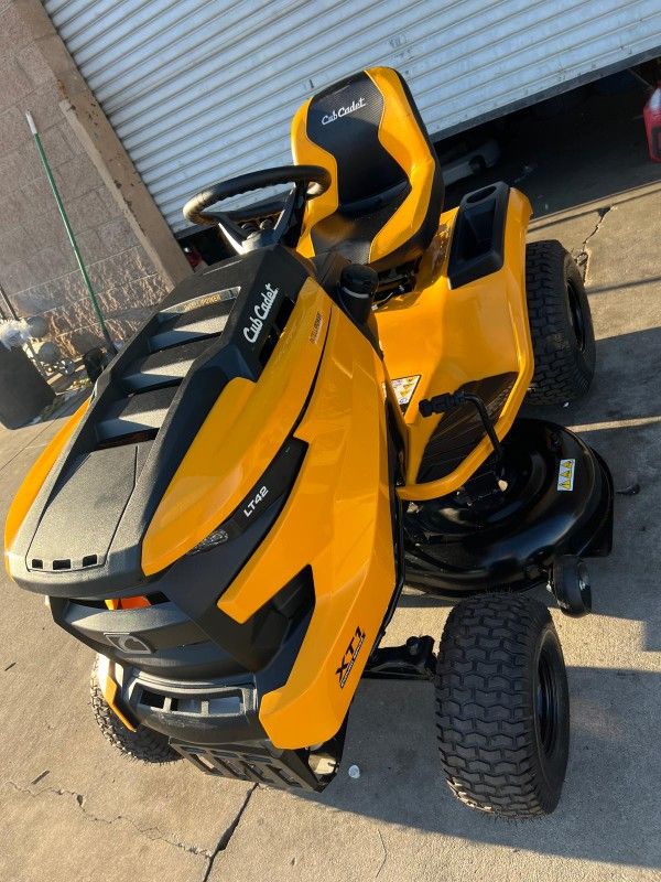 CUB-CADET GAS 42"IN RIDING LAWN TRACTOR NEW