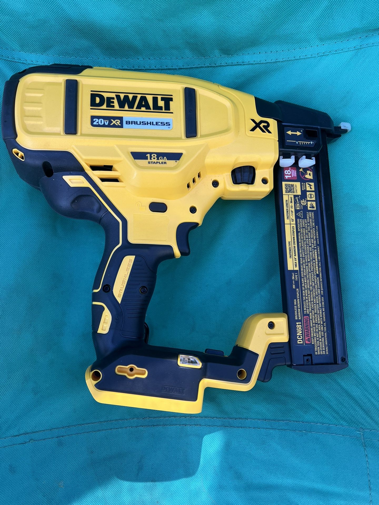 DEWALT 20V MAX XR LithiumIon Cordless 18Gauge Narrow Crown Stapler