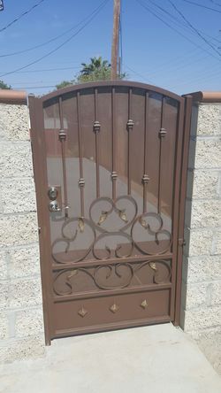 Side gate