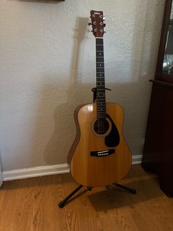 Yamaha Dreadnought Acoustic Guitar 6-String Spruce Natural RH w/ Gig Bag